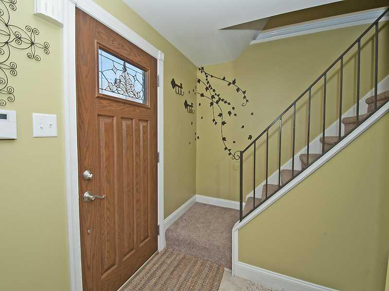 111 Cherrytree Road Carnegie, PA 15106 - Photo 2 of 14 Entry/Foyer.