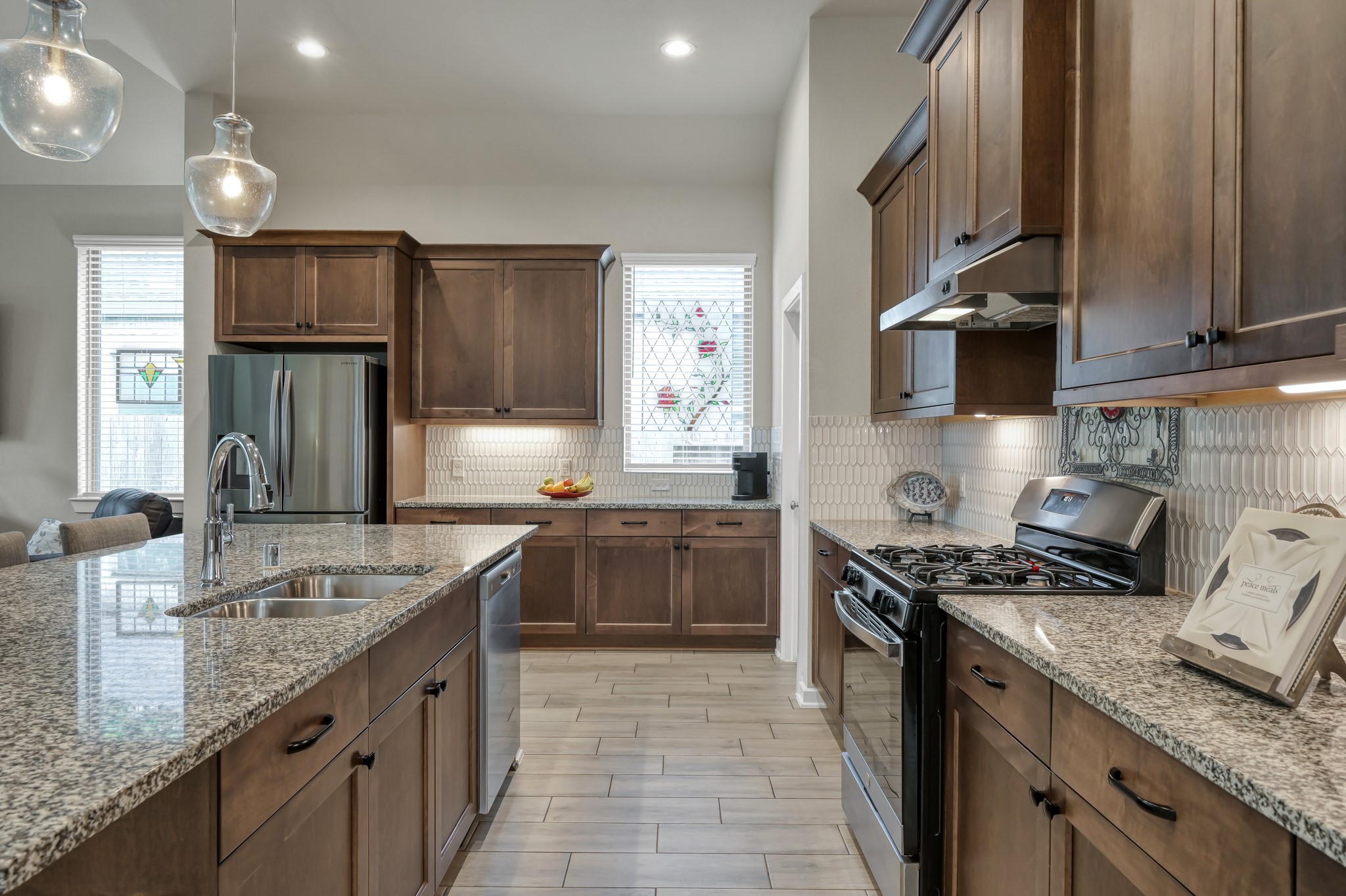 111 Yellow Perch Way Conroe, TX 77318 - Photo 7 of 35 Kitchen showcasing upgraded pendant lighting and granite countertops.