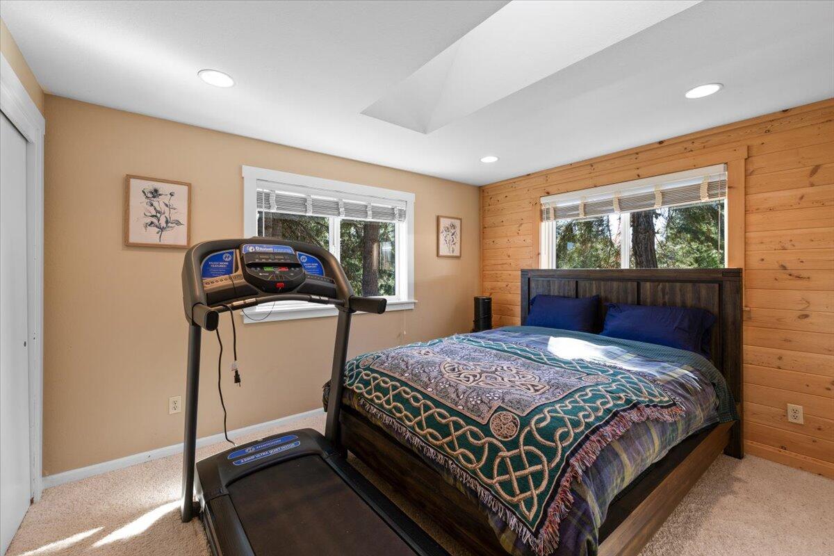 7670 Hyatt Prairie Road Ashland, OR 97520 - Photo 20 of 49 Main level: Bedroom 2