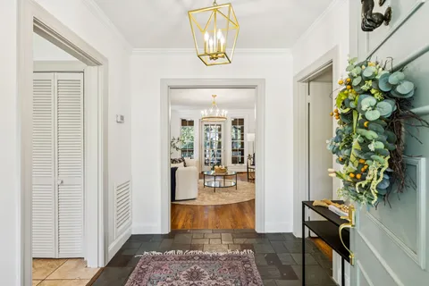a view of entryway livingroom and kitchen