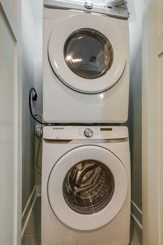 a close up view of a washer and dryer