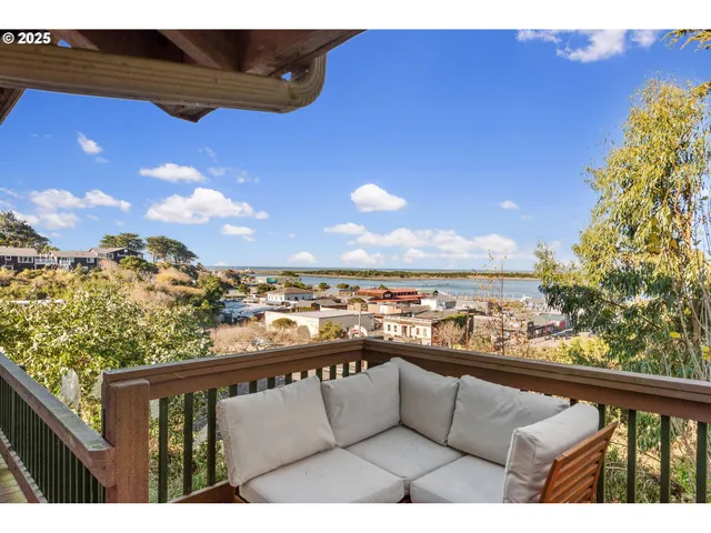 $875,000 | 330 Chicago Avenue Southeast, Bandon, OR 97411