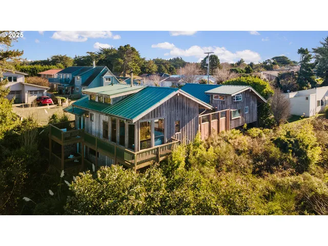 $875,000 | 330 Chicago Avenue Southeast, Bandon, OR 97411