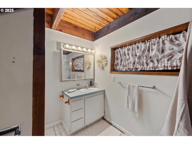 $875,000 | 330 Chicago Avenue Southeast, Bandon, OR 97411