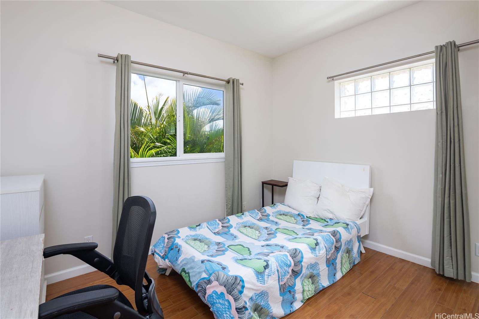 841 20th Avenue Honolulu, HI 96816 - Photo 16 of 17 a bedroom with a bed a mirror and a window