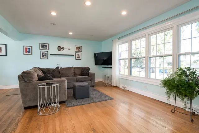 $679,900 | 522 Park Manor Court, Elmhurst, IL 60126