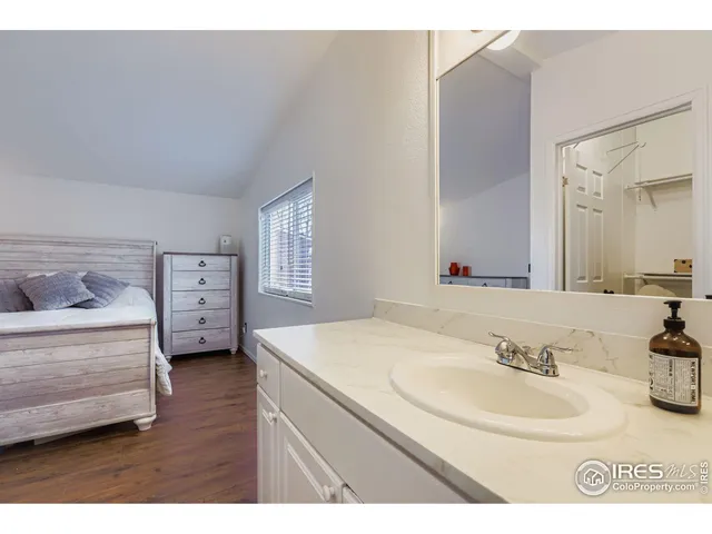 a en suite bathroom with a sink and a mirror