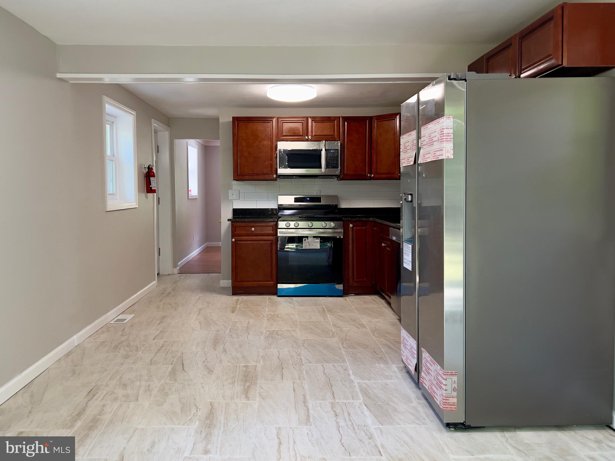 4 Meehan Boulevard Clementon, NJ 08021 - Photo 4 of 15 Kitchen: Eat-In with Stainless Steel Appliances