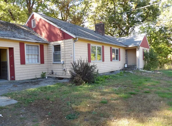 a view of a house with a yard