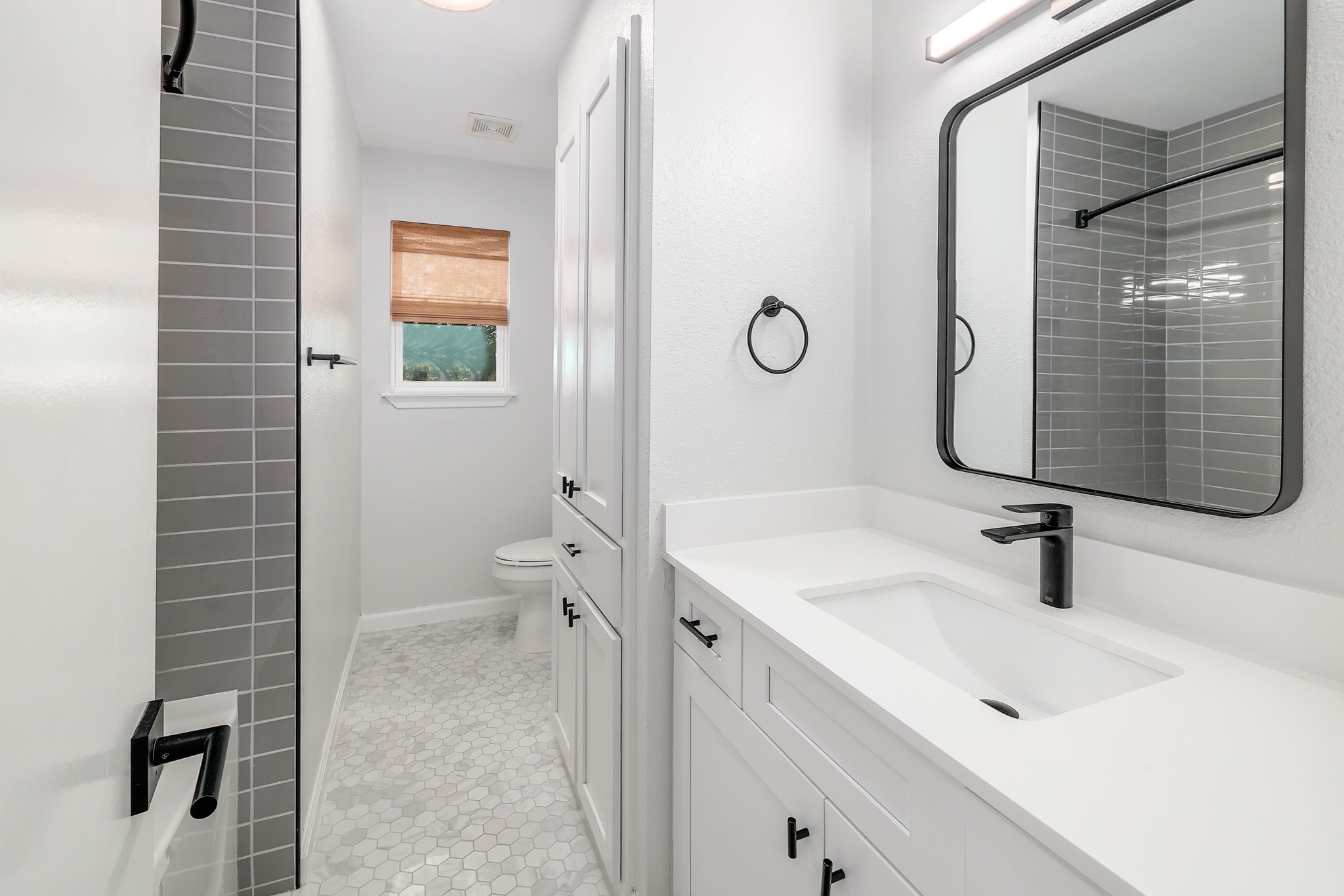 9614 Chukar Circle Austin, TX 78758 - Photo 20 of 26 The full guest bath is beautifully remodeled with gorgeous Shaker style cabinetry along with modern fixtures and hardware.