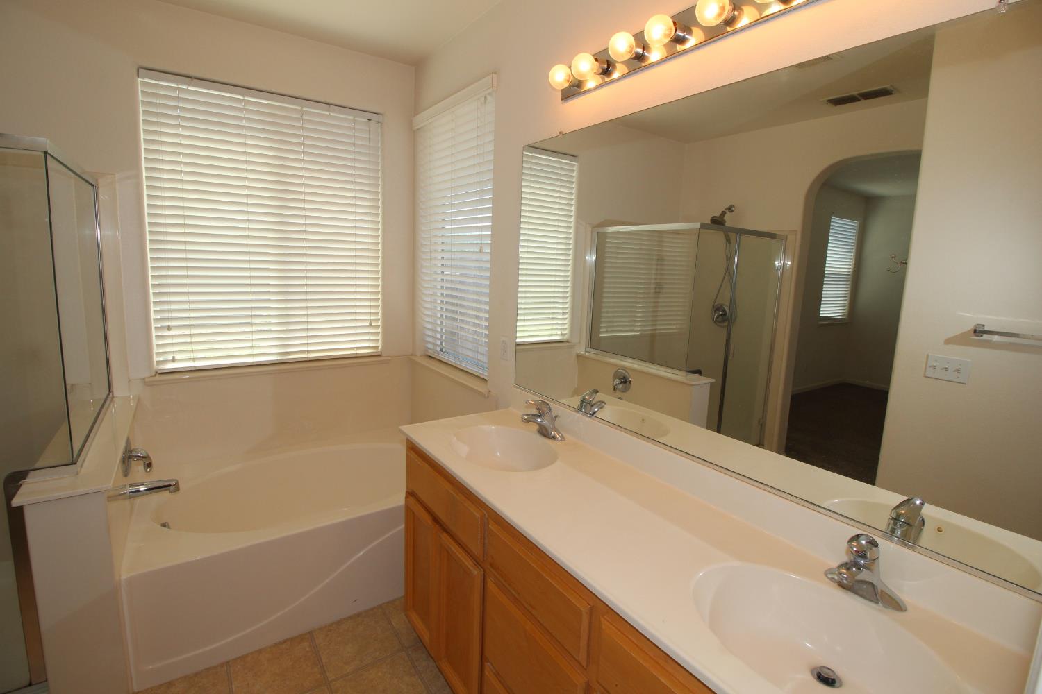 1014 Mango Avenue Madera, CA 93637 - Photo 12 of 19