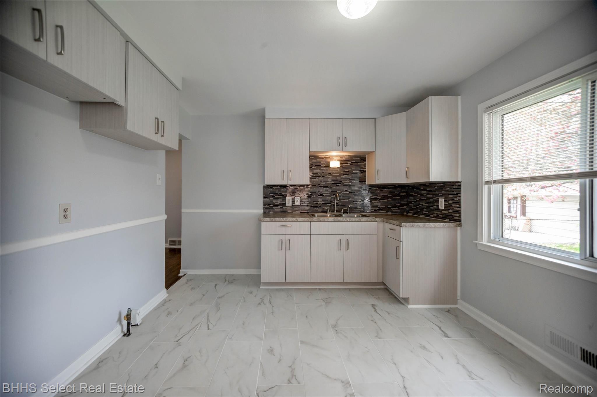 637 Patterson Court Inkster, MI 48141 - Photo 10 of 42 637 Patterson-9.jpg