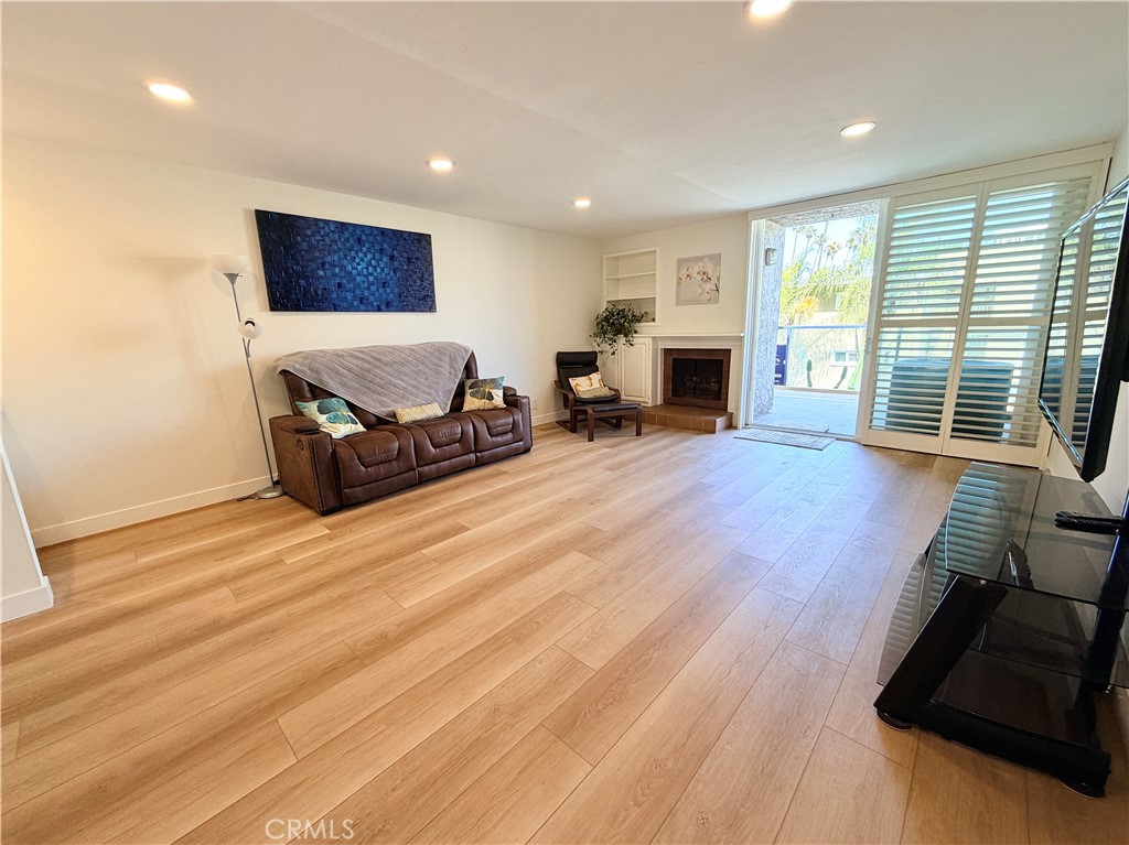 1 3rd Place, Unit 2 Long Beach, CA 90802 - Photo 24 of 70 Long and spacious Living Room