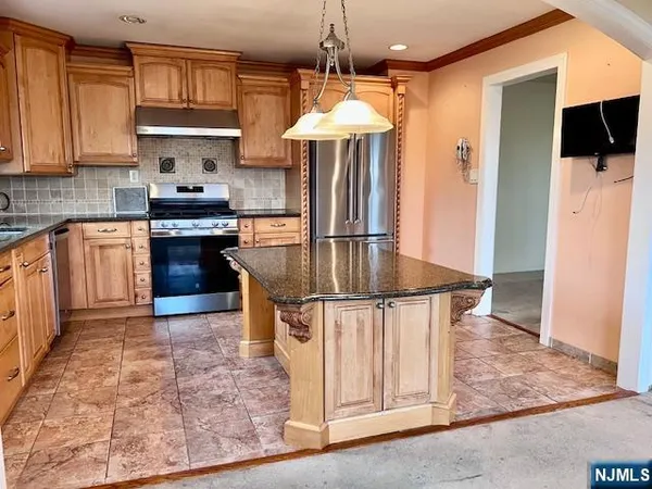 $821,000 | 661 Clinton Place, Ridgefield, NJ 07657