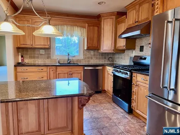 $821,000 | 661 Clinton Place, Ridgefield, NJ 07657