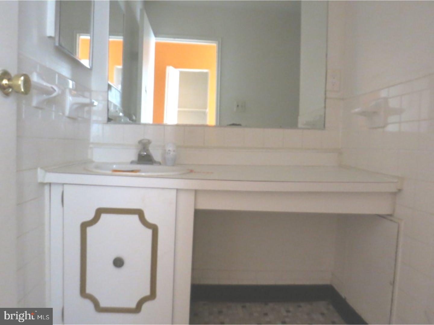 1908 Arborwood Lindenwold, NJ 08021 - Photo 7 of 11 Bathroom