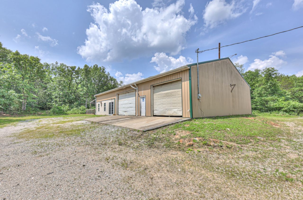 417 Haskins Chapel Road Lewisburg, TN 37091 - Photo 5 of 27 a view of a house with backyard and garden