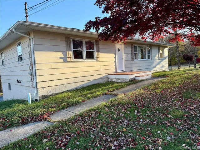 a view of a house with a yard