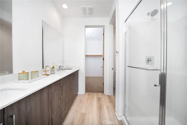 a en suite bathroom with a double vanity sink and mirror