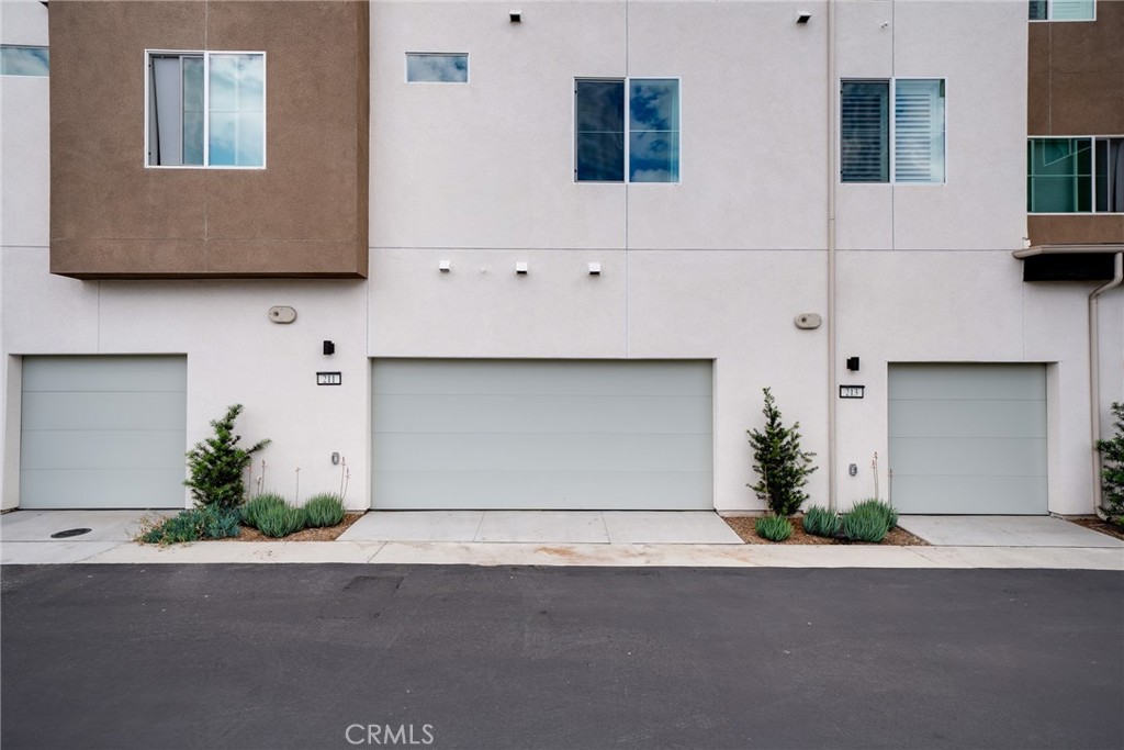 211 Baluster Irvine, CA 92618 - Photo 22 of 25 Attached garage