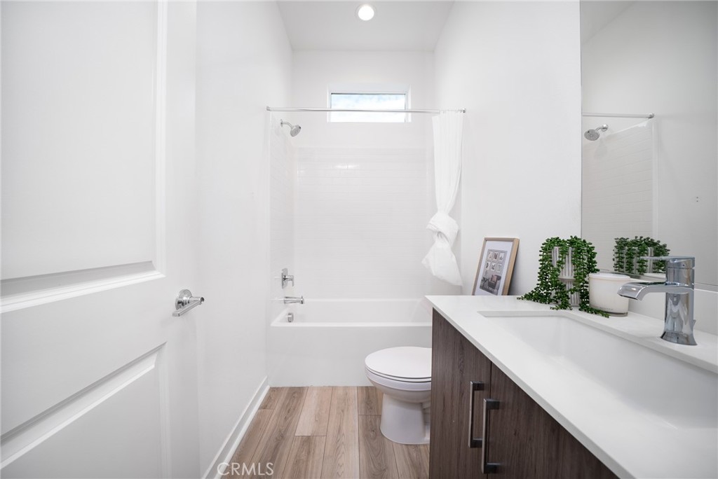 211 Baluster Irvine, CA 92618 - Photo 7 of 25 2nd floor bathroom