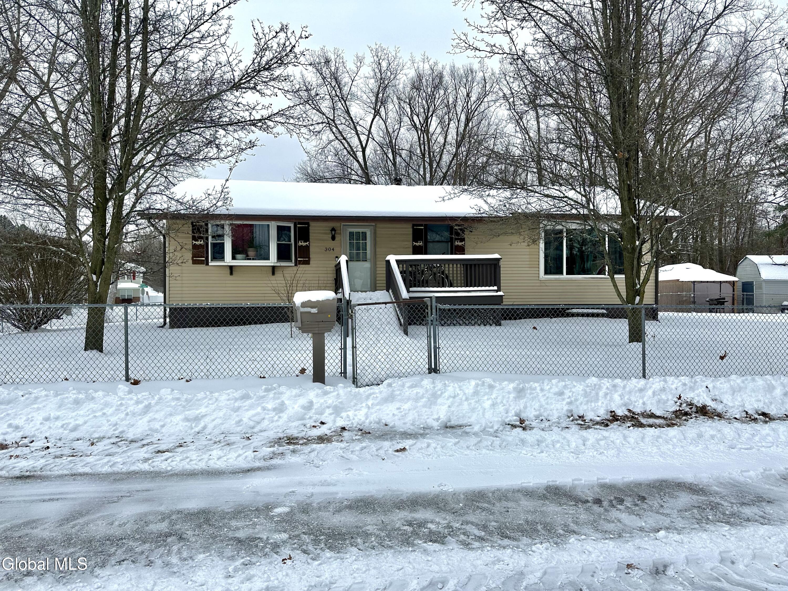 304 Dearborn Avenue Schenectady, NY 12304 - Photo 1 of 14 IMG_3191