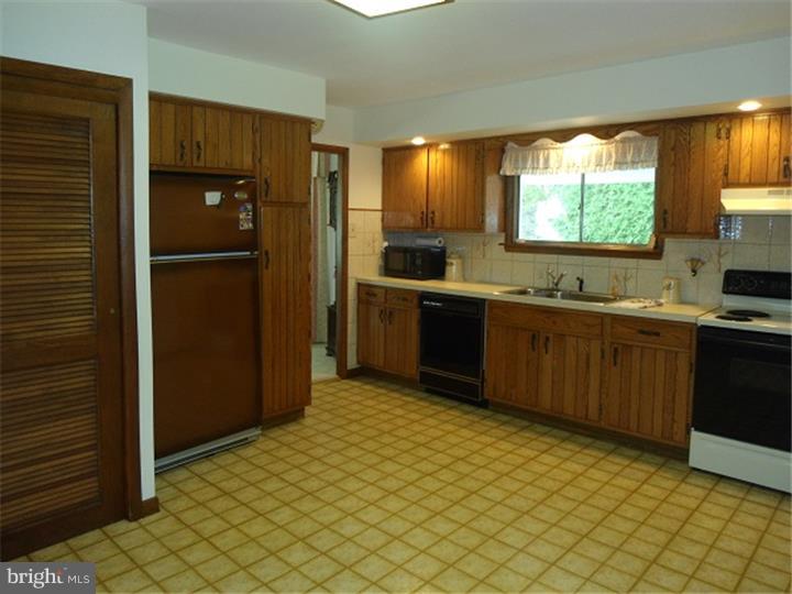 841 Edgemont Road Fairless Hills, PA 19030 - Photo 8 of 25 Kitchen