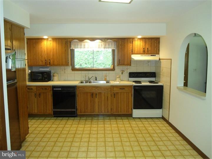 841 Edgemont Road Fairless Hills, PA 19030 - Photo 10 of 25 Kitchen