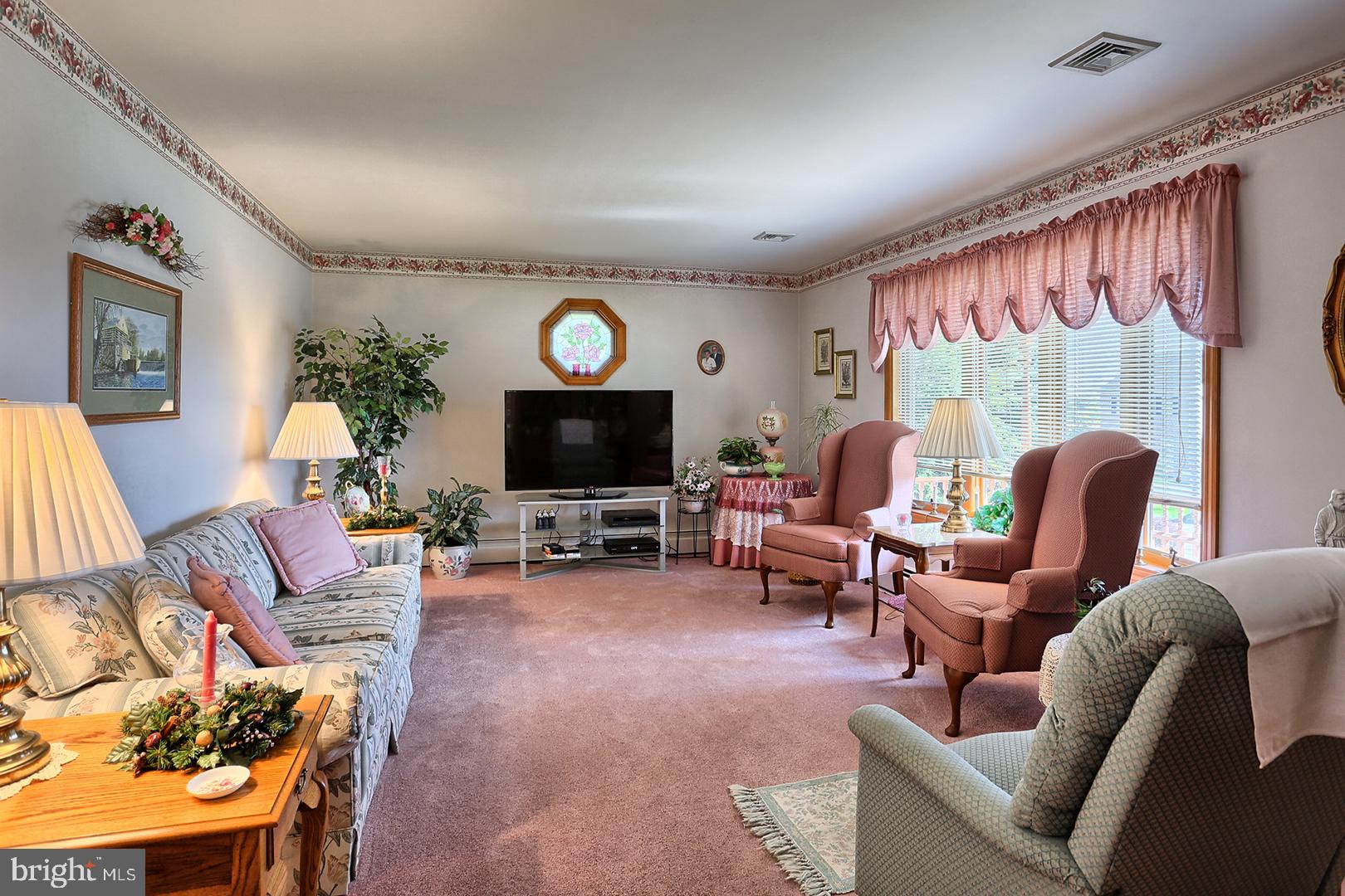 690 Creek Road Carlisle, PA 17013 - Photo 10 of 29 Living Room