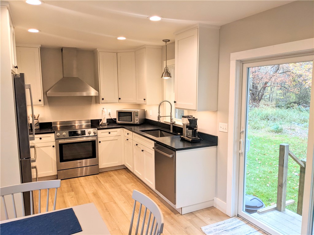 32 Pleasant View Drive Little Compton, RI 02837 - Photo 17 of 43 KITCHEN