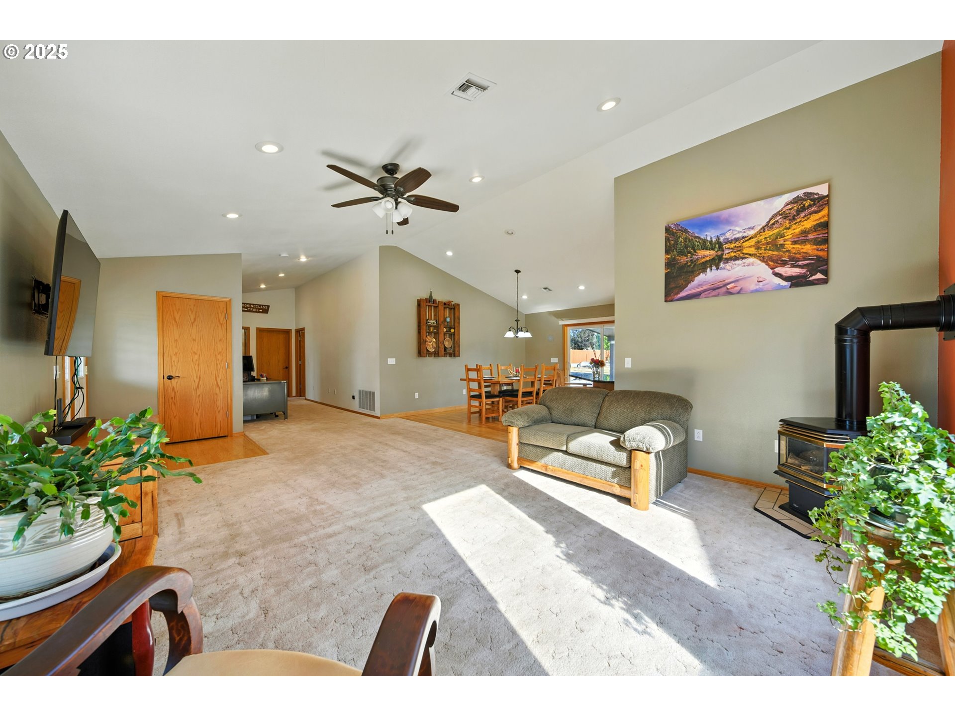 257 West Lincoln Street Athena, OR 97813 - Photo 17 of 37 a living room with furniture and flowers