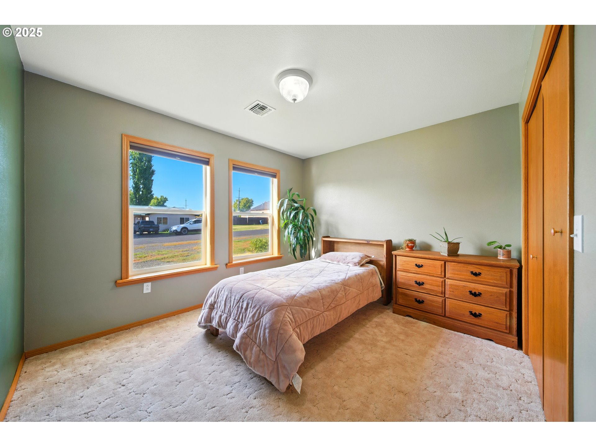 257 West Lincoln Street Athena, OR 97813 - Photo 25 of 37 a bedroom with a bed and a window