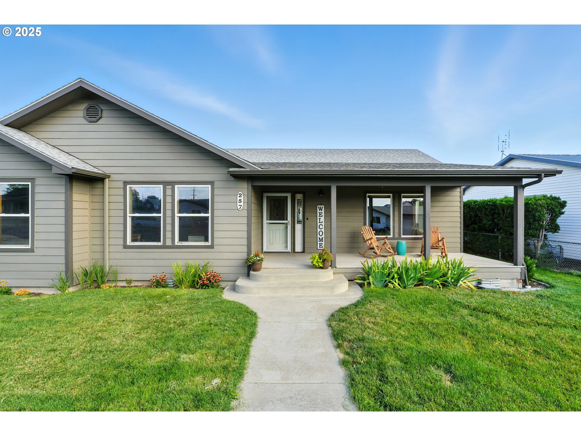 257 West Lincoln Street Athena, OR 97813 - Photo 36 of 37 a front view of a house with garden