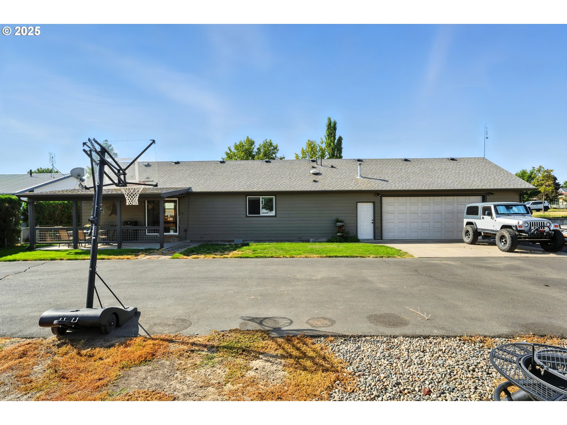 257 West Lincoln Street Athena, OR 97813 - Photo 4 of 37 a swimming pool with outdoor seating and yard