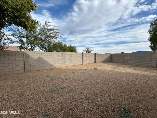 a view of a backyard