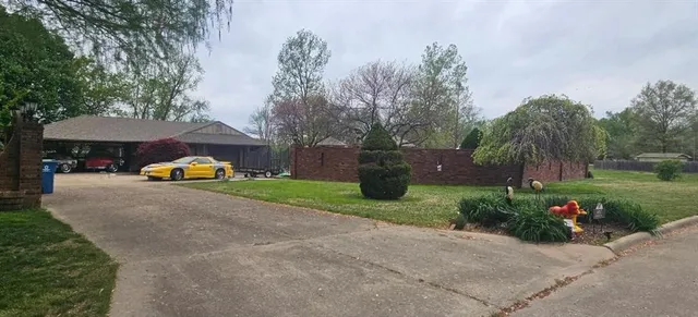 $315,000 | 817 Elmwood Lane, Pittsburg, KS 66762