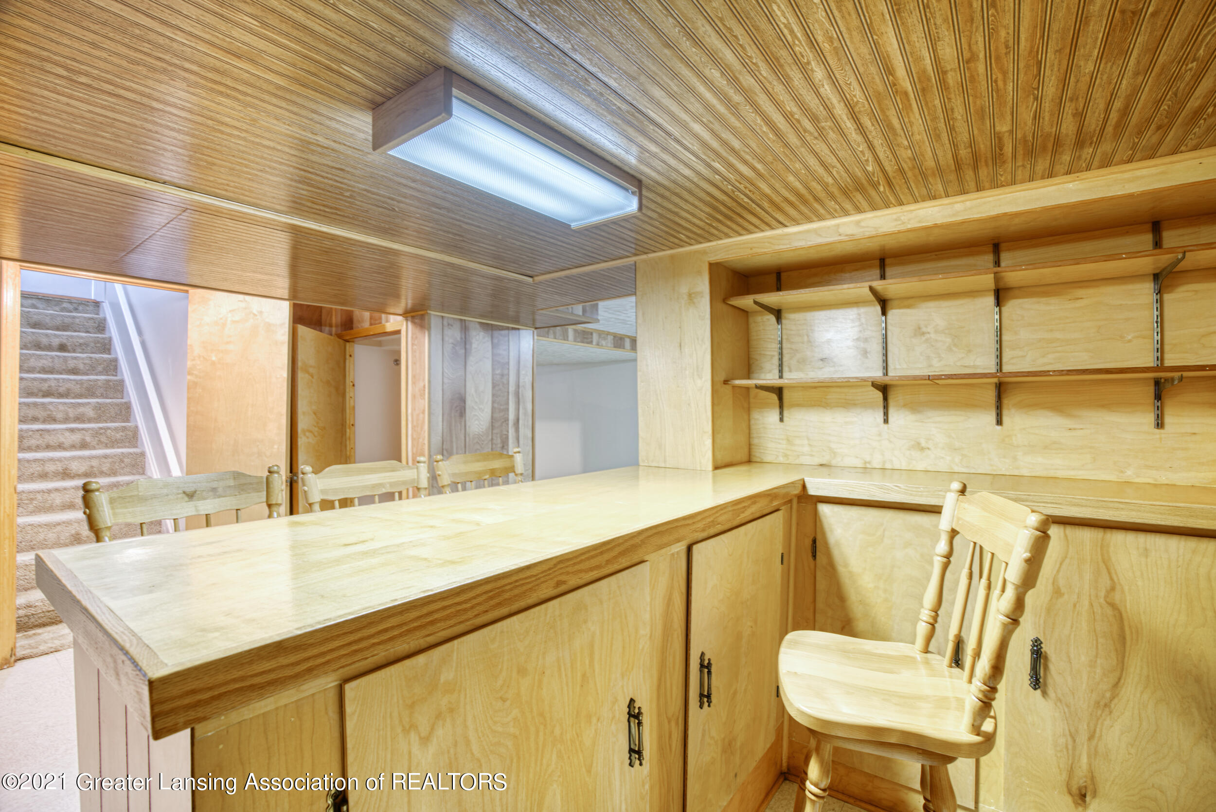 2417 Byrnes Road Lansing, MI 48906 - Photo 21 of 36 Bar