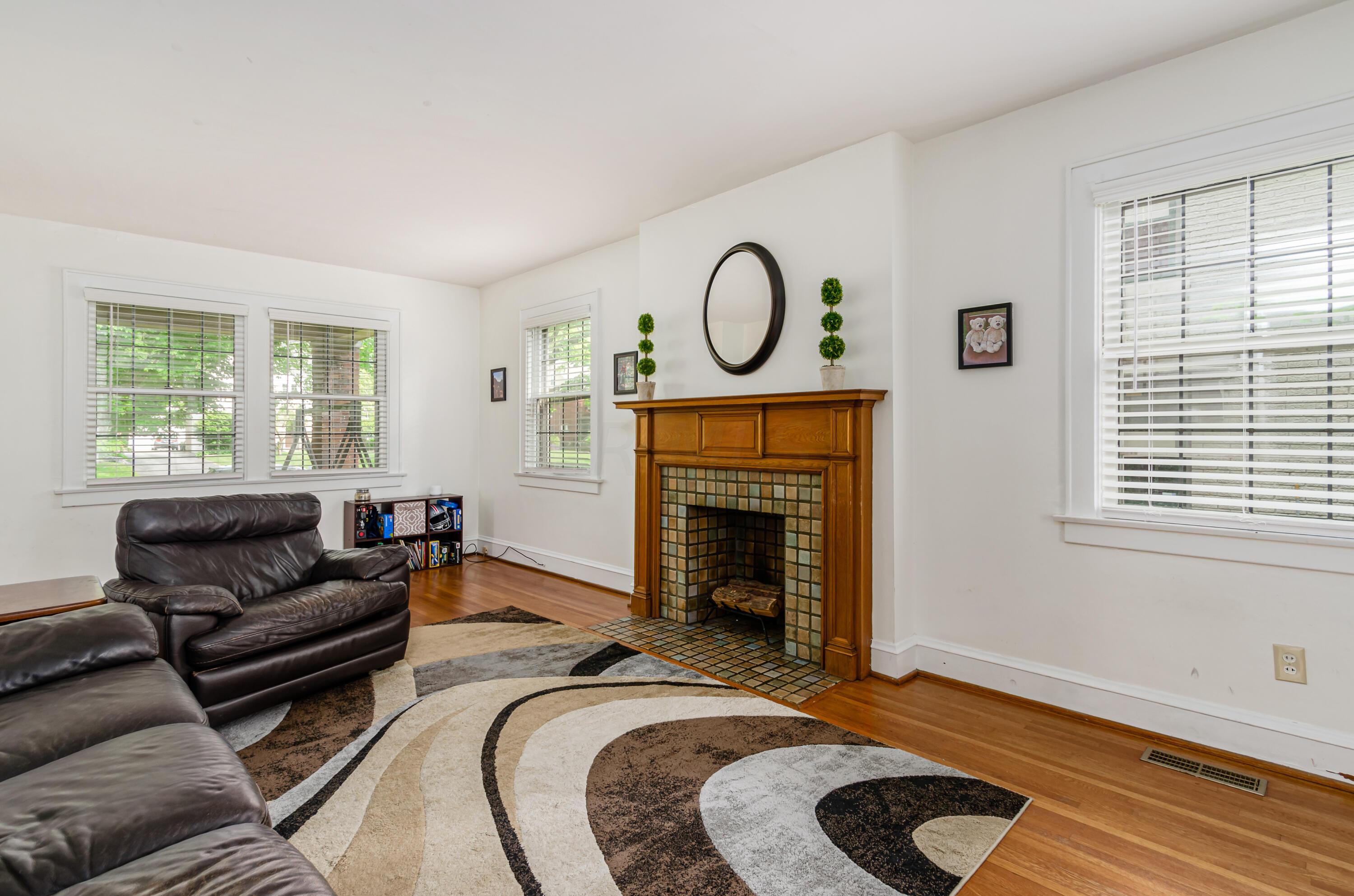59 South Ardmore Road Columbus, OH 43209 - Photo 12 of 42 Lots of Natural Light - Leaded Windows