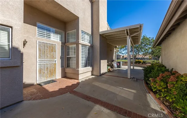 a view of a house with backyard and porch