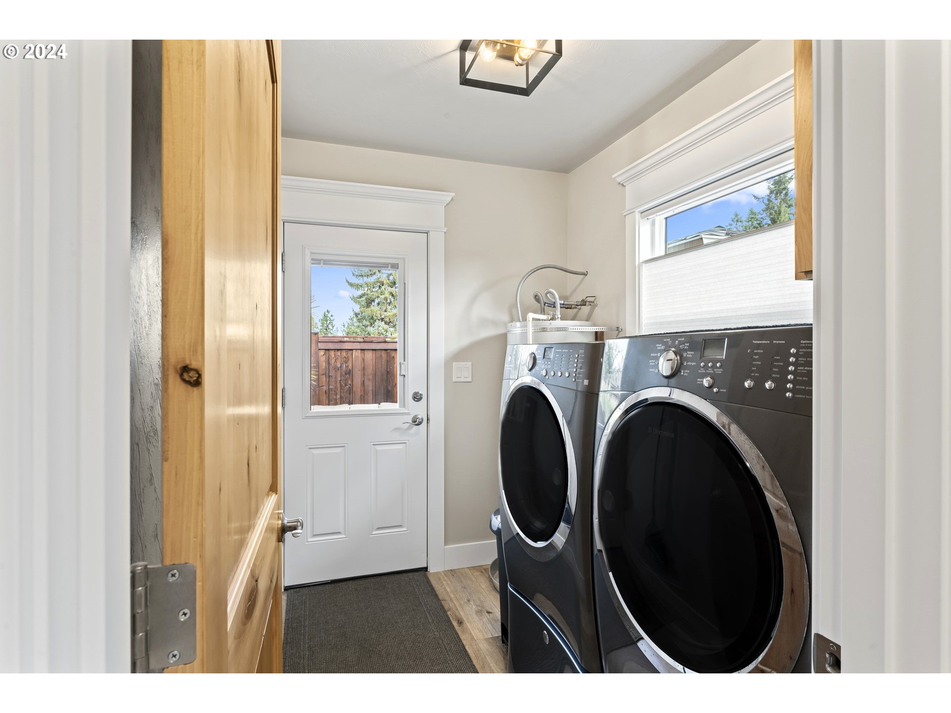 599 River Loop 2 Eugene, OR 97404 - Photo 12 of 25 a view of livingroom with washer and dryer