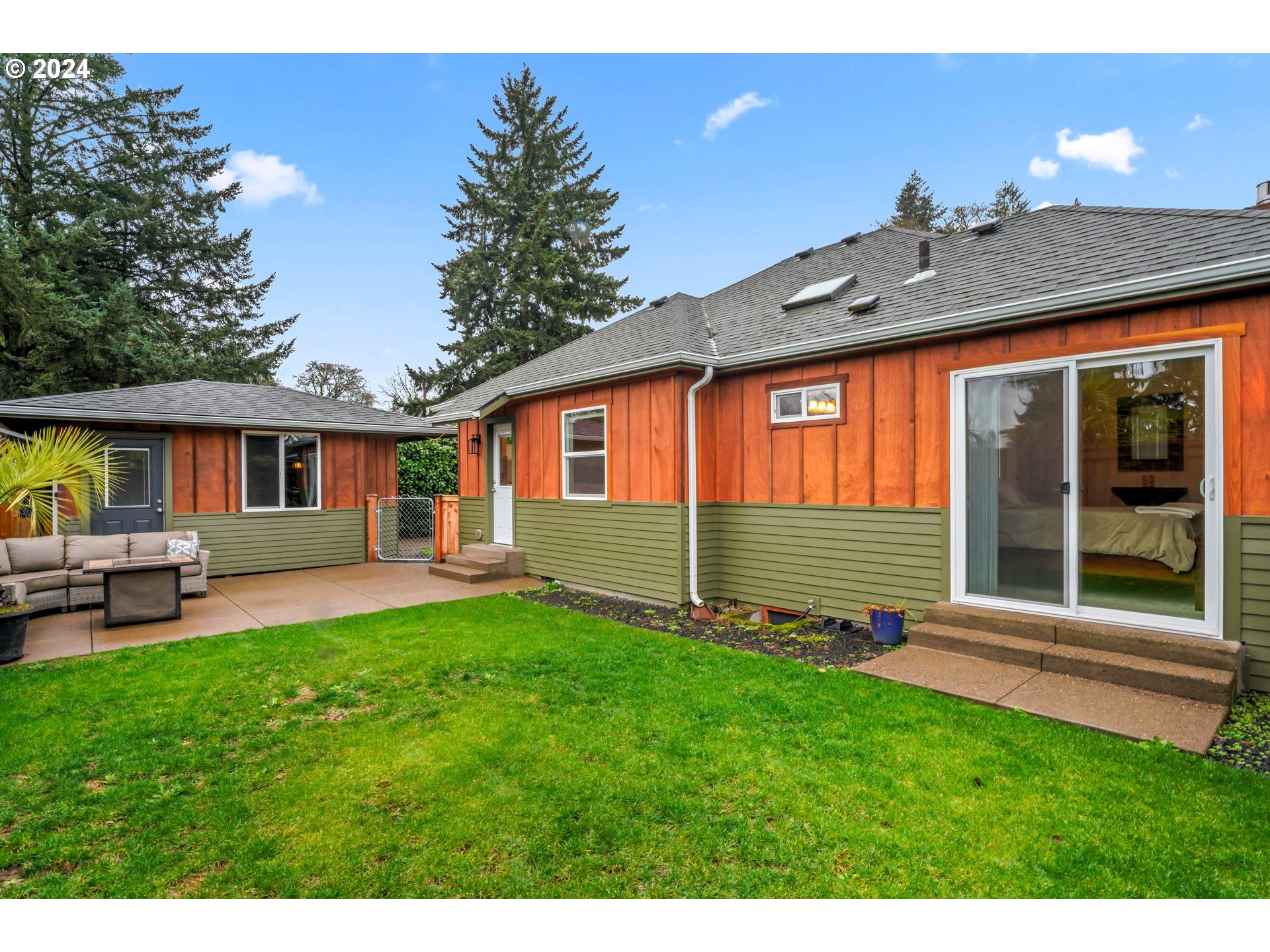 599 River Loop 2 Eugene, OR 97404 - Photo 19 of 25 a backyard of a house with table and chairs