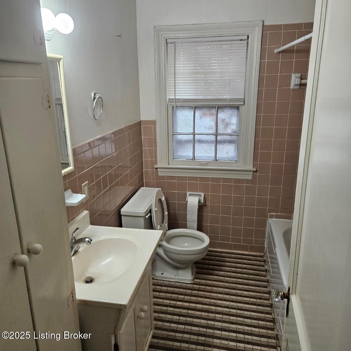3907 Springhill Road Louisville, KY 40207 - Photo 8 of 8 BTH