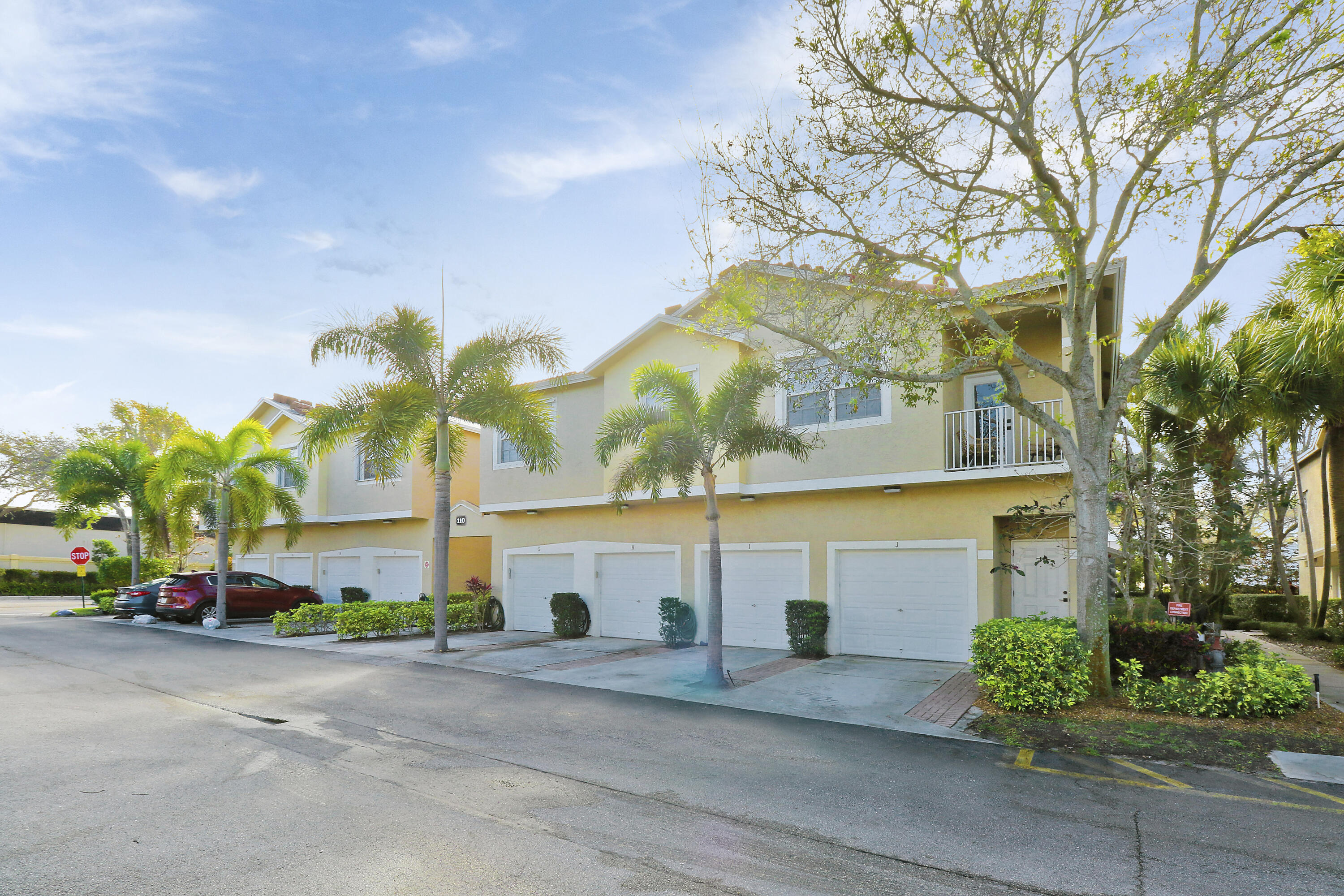 110 Lighthouse Circle, Unit H Tequesta, FL 33469 - Photo 2 of 28 3/2 w single garage