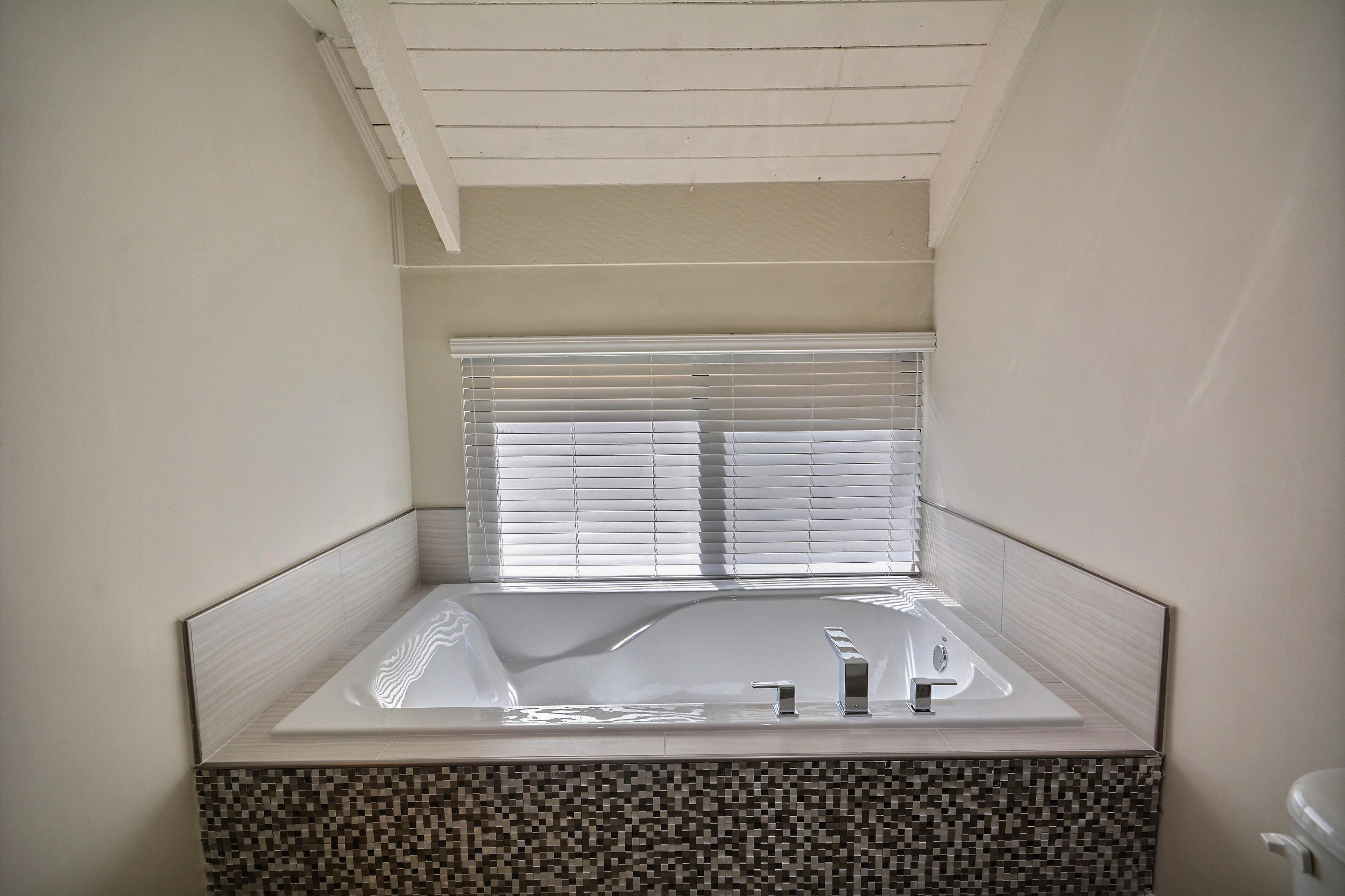 780 St Albans Drive Boca Raton, FL 33486 - Photo 14 of 28 Master Tub