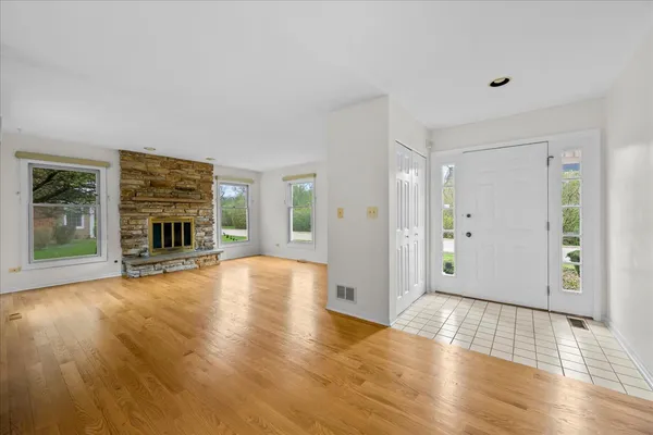 $348,000 | 17 Sommerset Lane, Lincolnshire, IL 60069