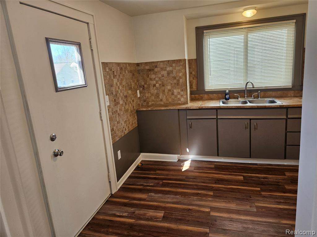 621 West Atherton Road Flint, MI 48507 - Photo 8 of 37