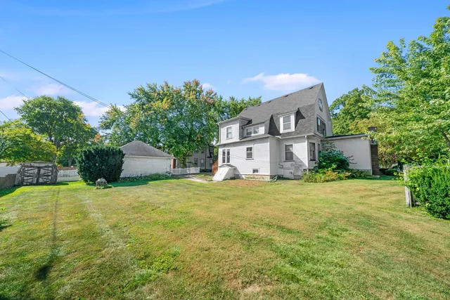 a view of a backyard