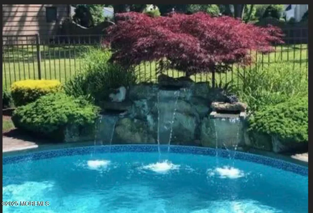 a view of a back yard