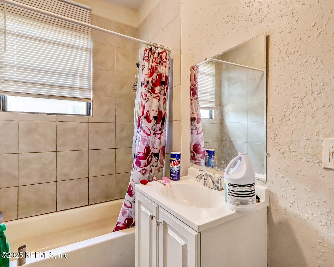 446 West 26th Street Jacksonville, FL 32206 - Photo 15 of 19 a bathroom with a sink and a bathtub