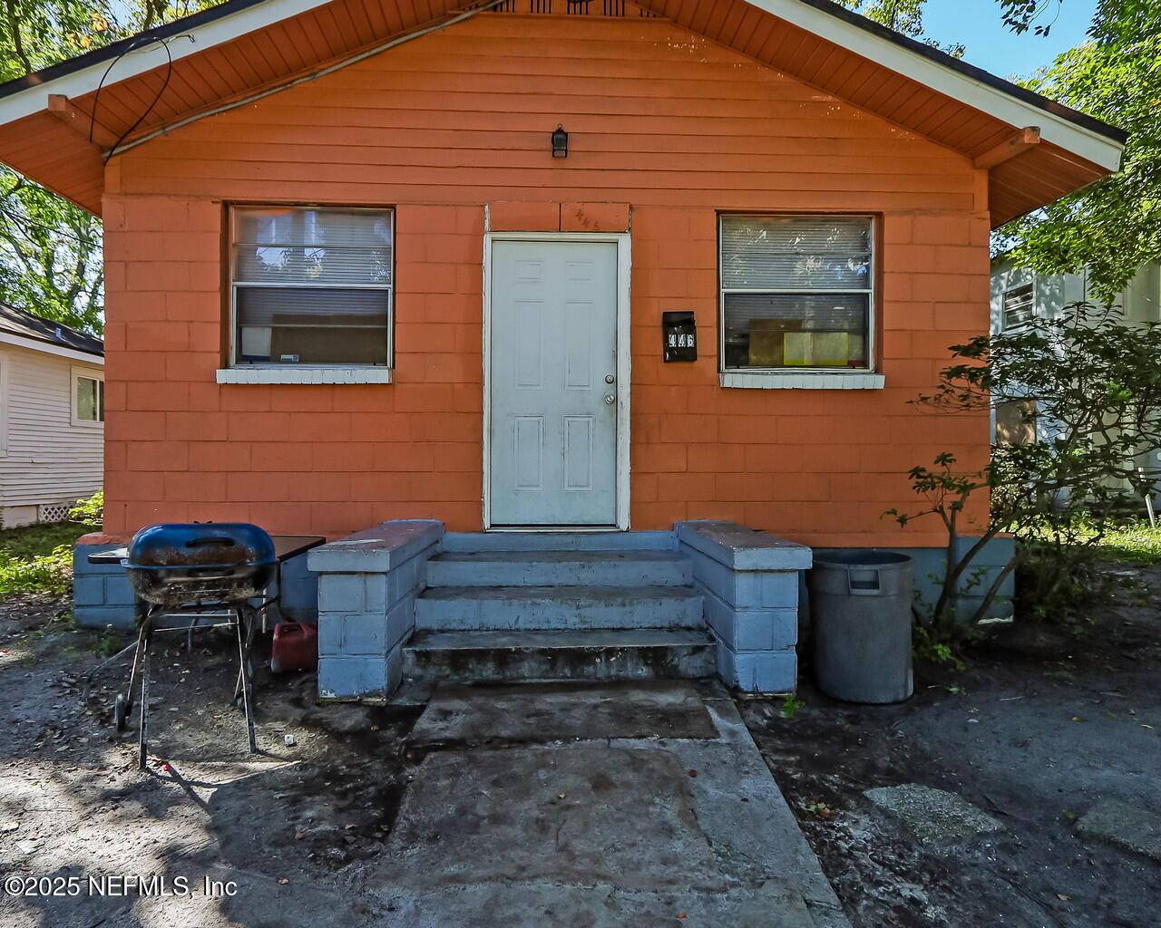 446 West 26th Street Jacksonville, FL 32206 - Photo 4 of 19 a backyard of a house with barbeque oven table and chairs
